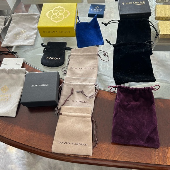 Assorted jewelry gift boxes, and pouches - Picture 6 of 12